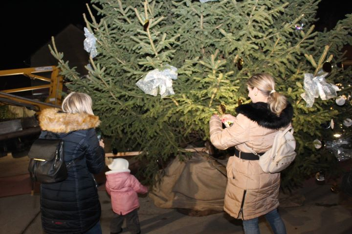 Zapaljena druga adventska svijeća, okićeno božićno drvce s  imenima Pleterničana i druženje u Bećarskom šoru