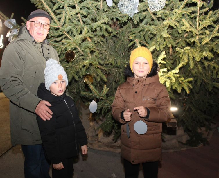 Zapaljena druga adventska svijeća, okićeno božićno drvce s  imenima Pleterničana i druženje u Bećarskom šoru