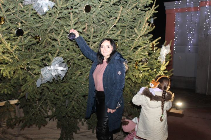 Zapaljena druga adventska svijeća, okićeno božićno drvce s  imenima Pleterničana i druženje u Bećarskom šoru