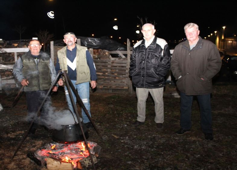 Zapaljena druga adventska svijeća, okićeno božićno drvce s  imenima Pleterničana i druženje u Bećarskom šoru