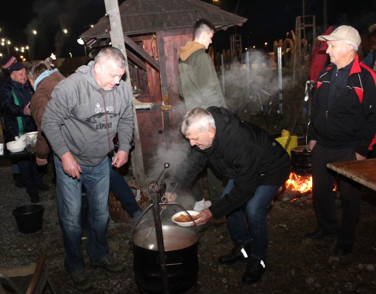 Zapaljena druga adventska svijeća, okićeno božićno drvce s  imenima Pleterničana i druženje u Bećarskom šoru