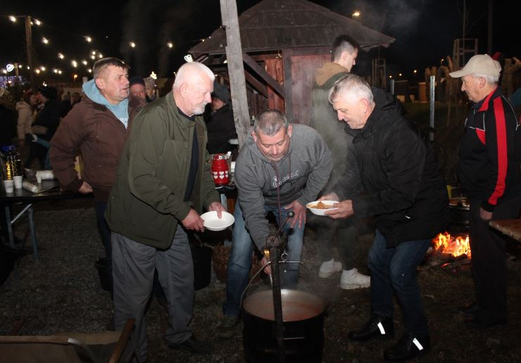Zapaljena druga adventska svijeća, okićeno božićno drvce s  imenima Pleterničana i druženje u Bećarskom šoru