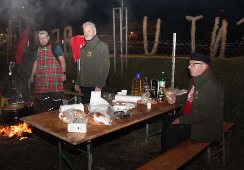 Zapaljena druga adventska svijeća, okićeno božićno drvce s  imenima Pleterničana i druženje u Bećarskom šoru