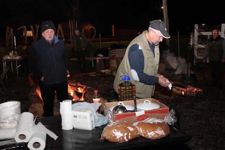 Zapaljena druga adventska svijeća, okićeno božićno drvce s  imenima Pleterničana i druženje u Bećarskom šoru