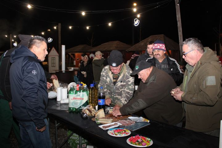 Zapaljena druga adventska svijeća, okićeno božićno drvce s  imenima Pleterničana i druženje u Bećarskom šoru