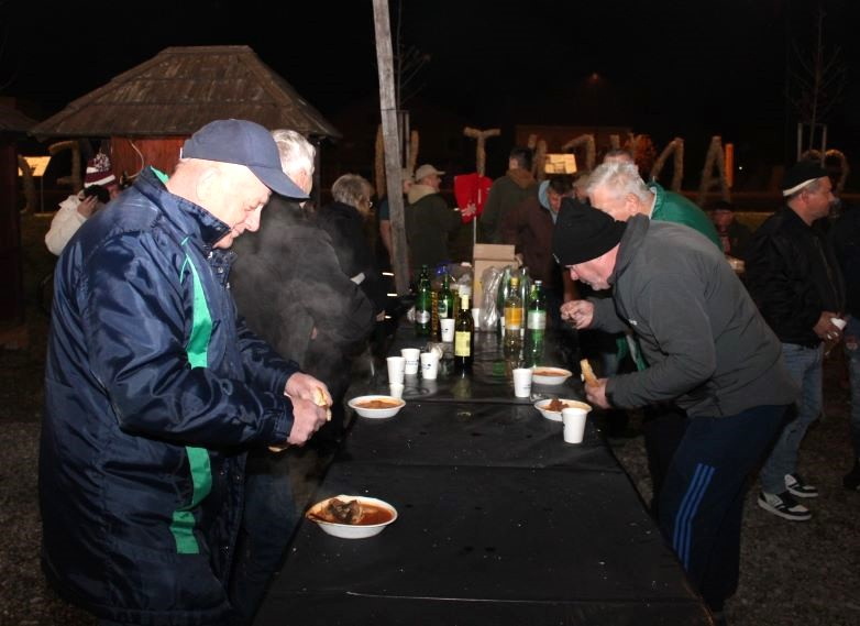 Zapaljena druga adventska svijeća, okićeno božićno drvce s  imenima Pleterničana i druženje u Bećarskom šoru