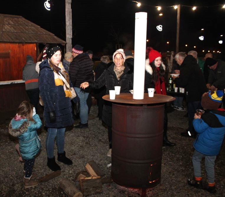 Zapaljena druga adventska svijeća, okićeno božićno drvce s  imenima Pleterničana i druženje u Bećarskom šoru