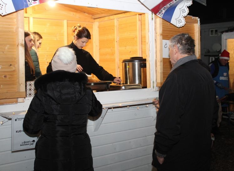 Zapaljena druga adventska svijeća, okićeno božićno drvce s  imenima Pleterničana i druženje u Bećarskom šoru