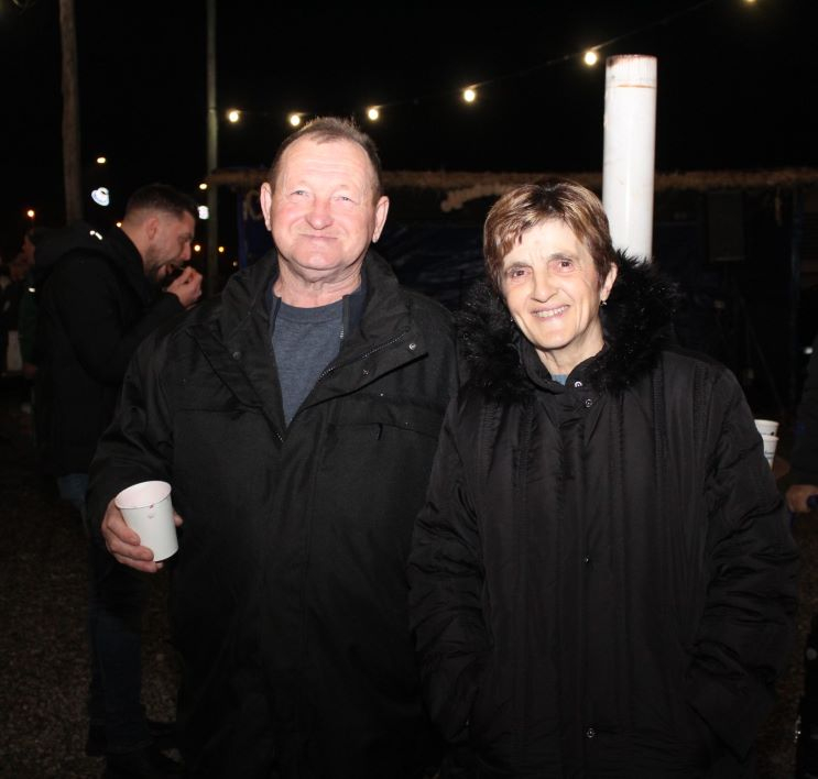 Zapaljena druga adventska svijeća, okićeno božićno drvce s  imenima Pleterničana i druženje u Bećarskom šoru