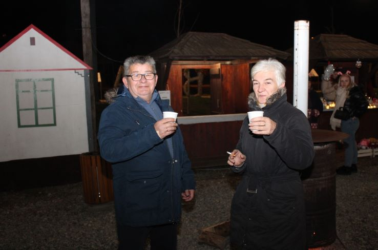 Zapaljena druga adventska svijeća, okićeno božićno drvce s  imenima Pleterničana i druženje u Bećarskom šoru