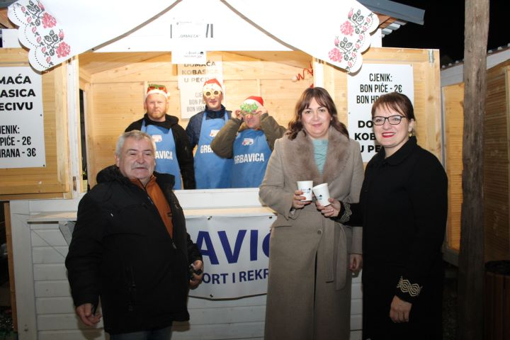 Zapaljena druga adventska svijeća, okićeno božićno drvce s  imenima Pleterničana i druženje u Bećarskom šoru