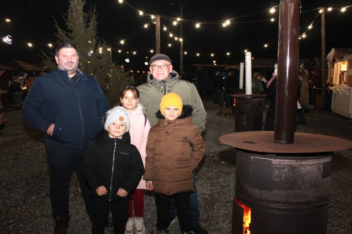 Zapaljena druga adventska svijeća, okićeno božićno drvce s  imenima Pleterničana i druženje u Bećarskom šoru