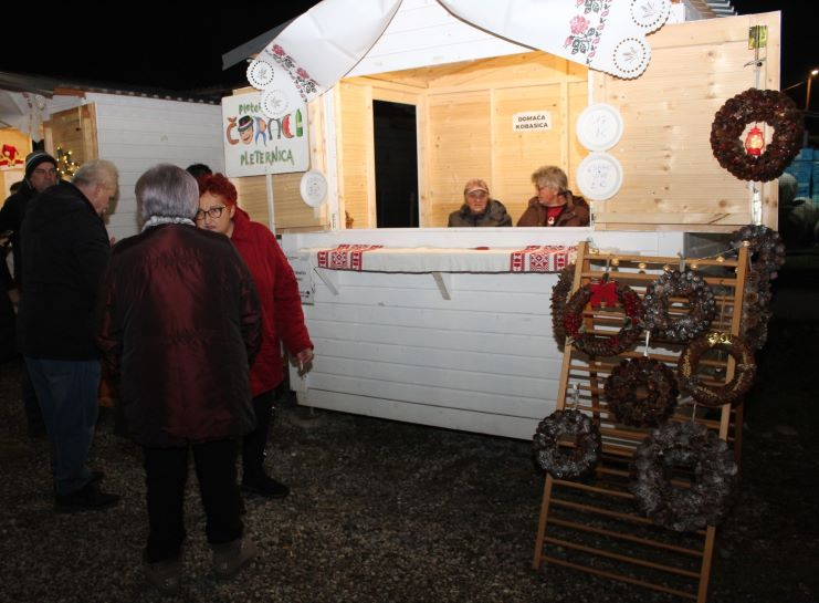 Zapaljena druga adventska svijeća, okićeno božićno drvce s  imenima Pleterničana i druženje u Bećarskom šoru