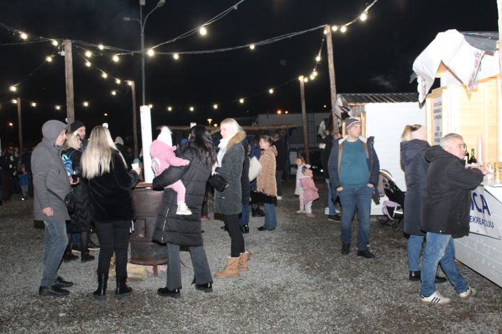 Zapaljena druga adventska svijeća, okićeno božićno drvce s  imenima Pleterničana i druženje u Bećarskom šoru