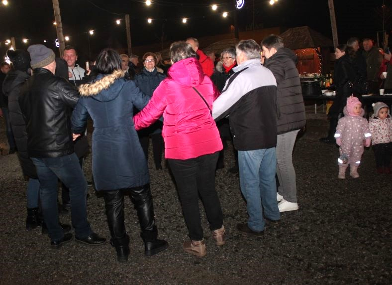 Zapaljena druga adventska svijeća, okićeno božićno drvce s  imenima Pleterničana i druženje u Bećarskom šoru