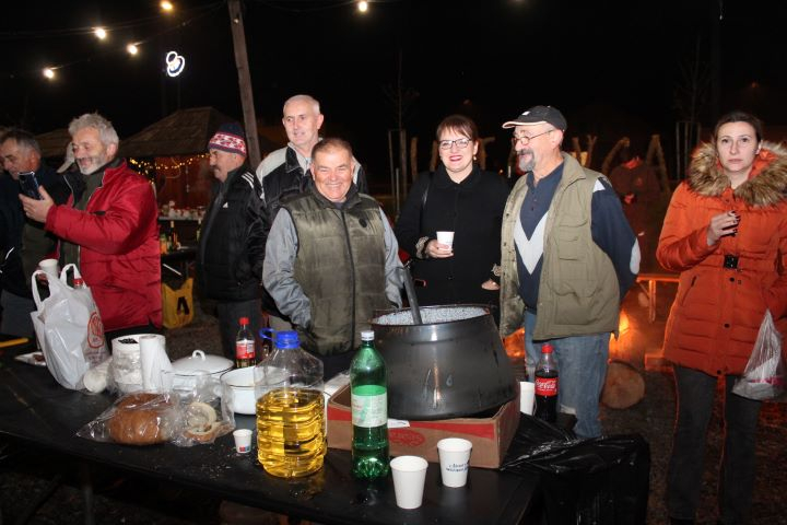 Zapaljena druga adventska svijeća, okićeno božićno drvce s  imenima Pleterničana i druženje u Bećarskom šoru