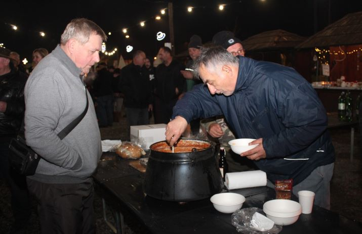 Zapaljena druga adventska svijeća, okićeno božićno drvce s  imenima Pleterničana i druženje u Bećarskom šoru