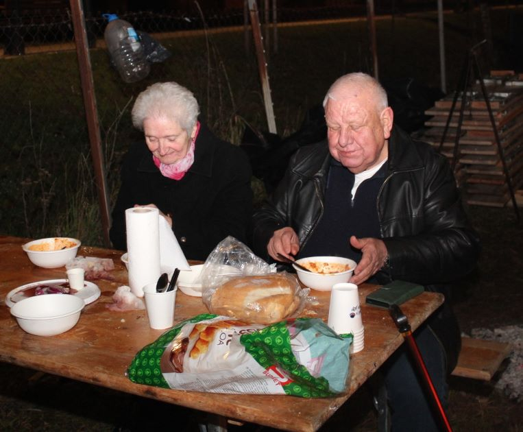 Zapaljena druga adventska svijeća, okićeno božićno drvce s  imenima Pleterničana i druženje u Bećarskom šoru