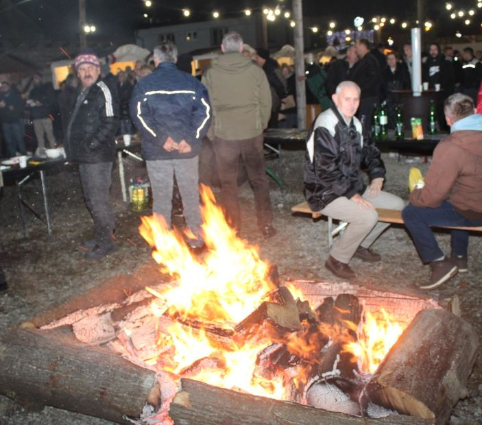 Zapaljena druga adventska svijeća, okićeno božićno drvce s  imenima Pleterničana i druženje u Bećarskom šoru