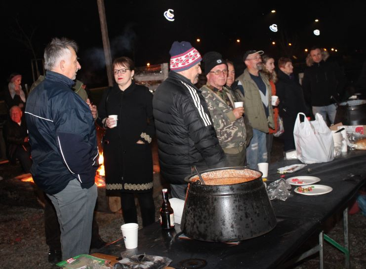 Zapaljena druga adventska svijeća, okićeno božićno drvce s  imenima Pleterničana i druženje u Bećarskom šoru