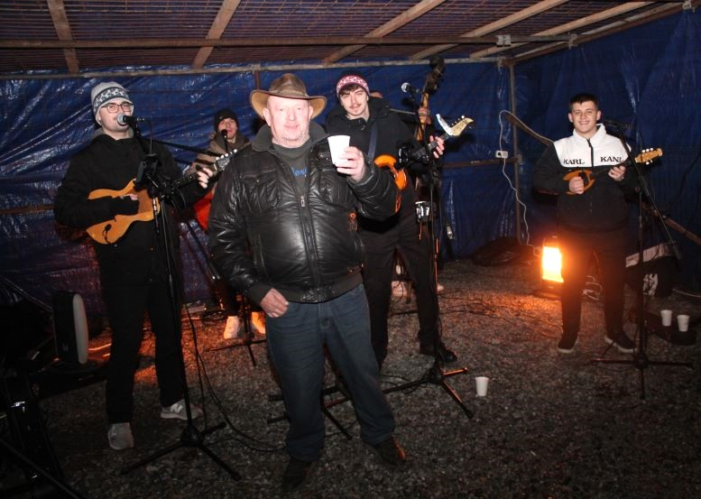 Zapaljena druga adventska svijeća, okićeno božićno drvce s  imenima Pleterničana i druženje u Bećarskom šoru