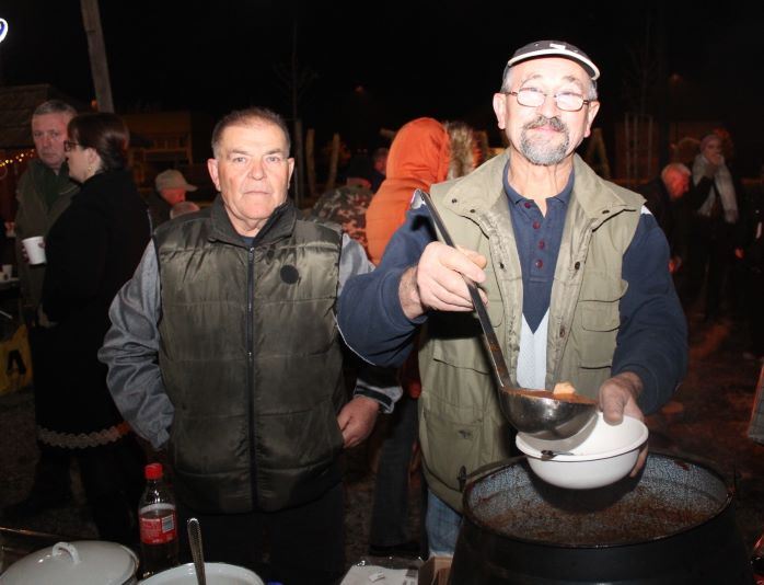 Zapaljena druga adventska svijeća, okićeno božićno drvce s  imenima Pleterničana i druženje u Bećarskom šoru