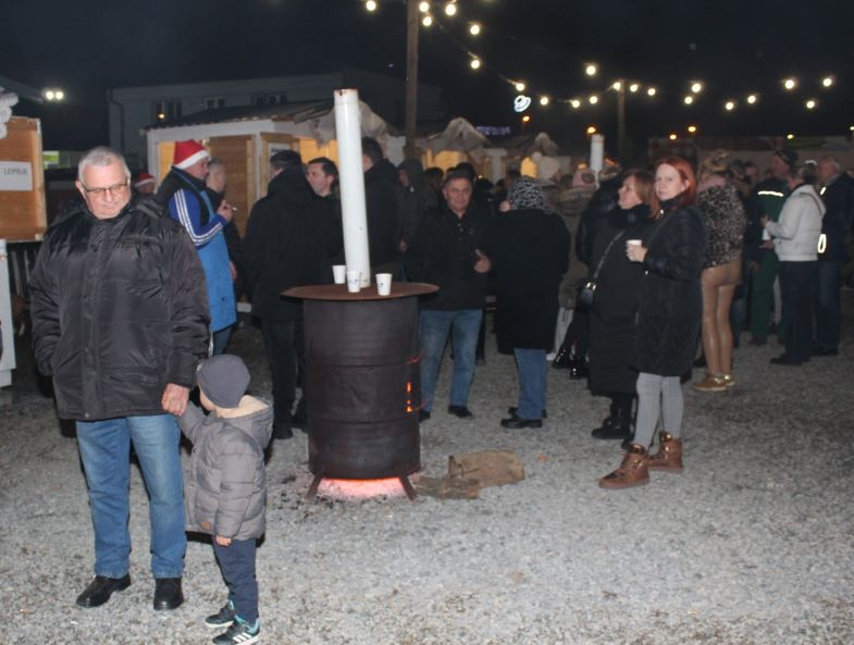 Zapaljena druga adventska svijeća, okićeno božićno drvce s  imenima Pleterničana i druženje u Bećarskom šoru