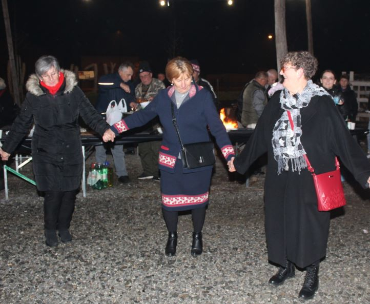 Zapaljena druga adventska svijeća, okićeno božićno drvce s  imenima Pleterničana i druženje u Bećarskom šoru