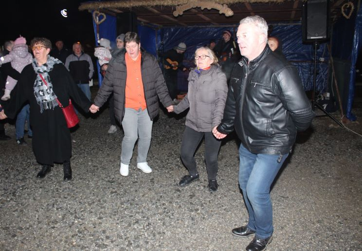 Zapaljena druga adventska svijeća, okićeno božićno drvce s  imenima Pleterničana i druženje u Bećarskom šoru