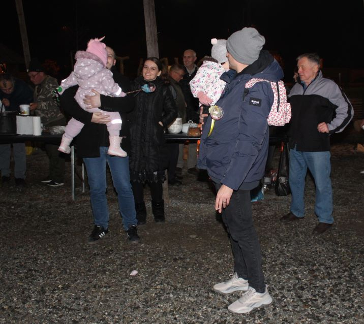 Zapaljena druga adventska svijeća, okićeno božićno drvce s  imenima Pleterničana i druženje u Bećarskom šoru