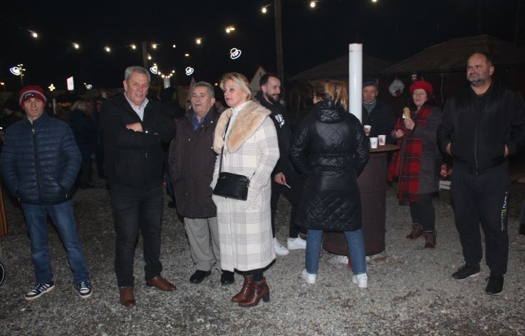 Zapaljena druga adventska svijeća, okićeno božićno drvce s  imenima Pleterničana i druženje u Bećarskom šoru