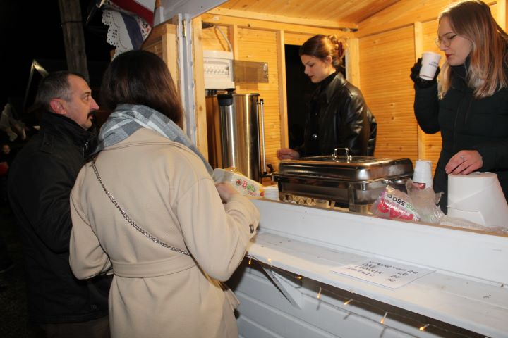 Zapaljena druga adventska svijeća, okićeno božićno drvce s  imenima Pleterničana i druženje u Bećarskom šoru