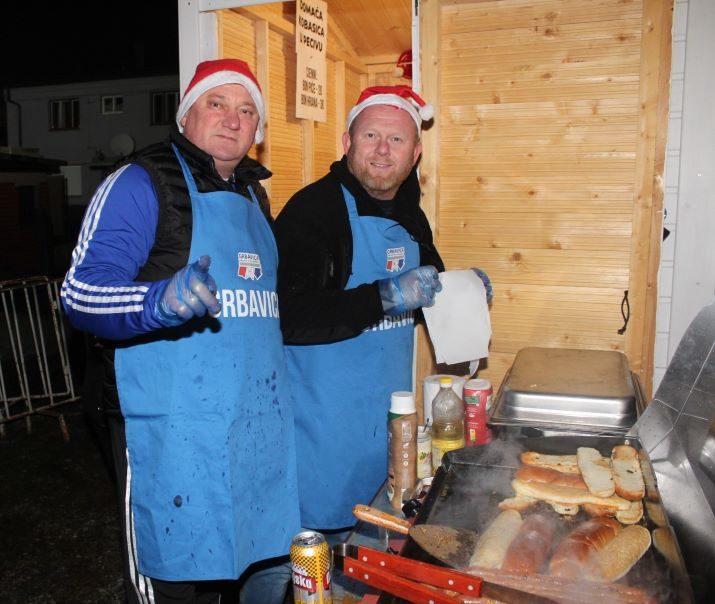 Zapaljena druga adventska svijeća, okićeno božićno drvce s  imenima Pleterničana i druženje u Bećarskom šoru