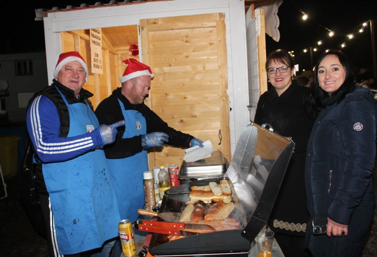 Zapaljena druga adventska svijeća, okićeno božićno drvce s  imenima Pleterničana i druženje u Bećarskom šoru