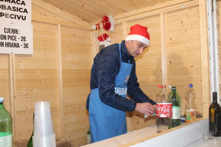 Zapaljena druga adventska svijeća, okićeno božićno drvce s  imenima Pleterničana i druženje u Bećarskom šoru