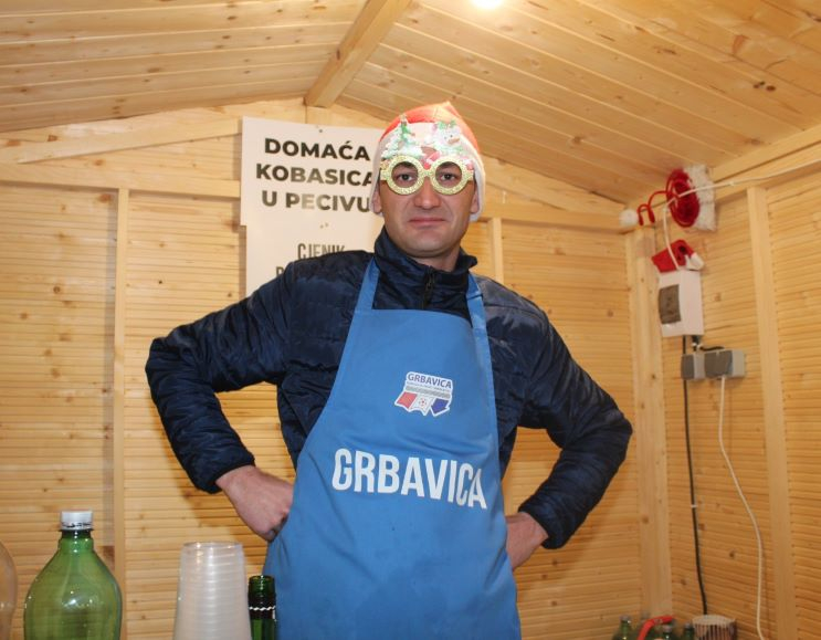 Zapaljena druga adventska svijeća, okićeno božićno drvce s  imenima Pleterničana i druženje u Bećarskom šoru