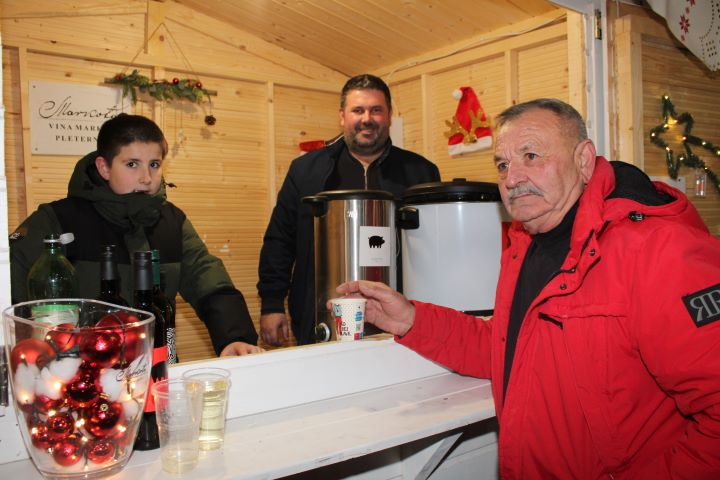 Zapaljena druga adventska svijeća, okićeno božićno drvce s  imenima Pleterničana i druženje u Bećarskom šoru