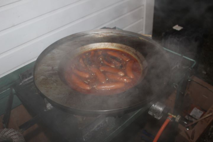 Zapaljena druga adventska svijeća, okićeno božićno drvce s  imenima Pleterničana i druženje u Bećarskom šoru