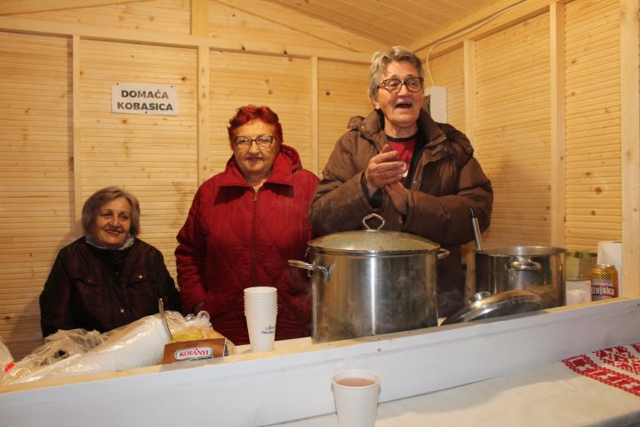 Zapaljena druga adventska svijeća, okićeno božićno drvce s  imenima Pleterničana i druženje u Bećarskom šoru