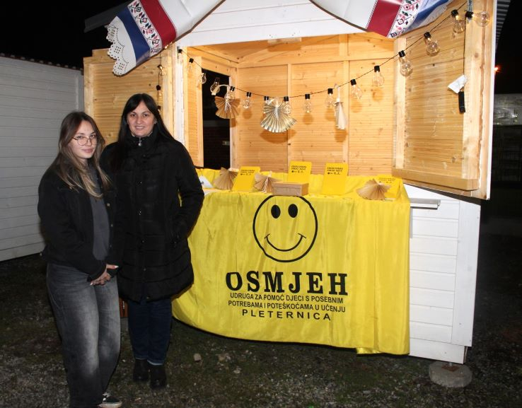 Zapaljena druga adventska svijeća, okićeno božićno drvce s  imenima Pleterničana i druženje u Bećarskom šoru