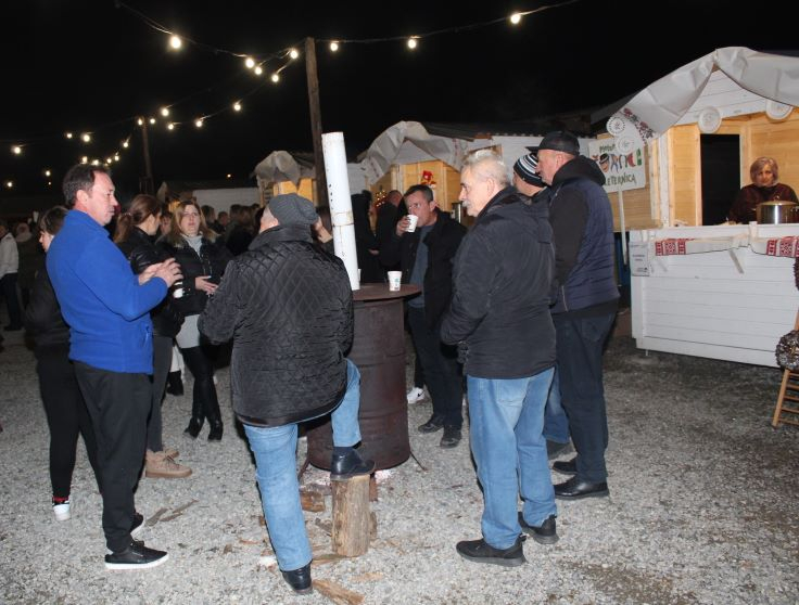 Zapaljena druga adventska svijeća, okićeno božićno drvce s  imenima Pleterničana i druženje u Bećarskom šoru