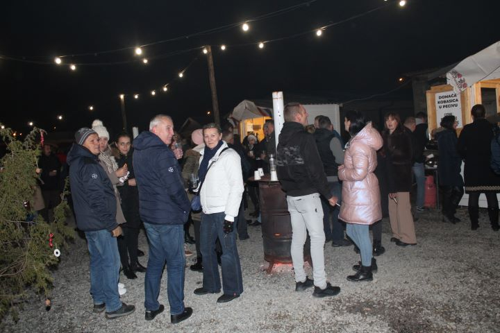 Zapaljena druga adventska svijeća, okićeno božićno drvce s  imenima Pleterničana i druženje u Bećarskom šoru