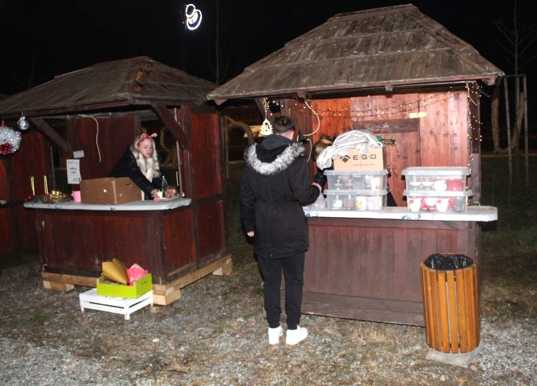 Zapaljena druga adventska svijeća, okićeno božićno drvce s  imenima Pleterničana i druženje u Bećarskom šoru