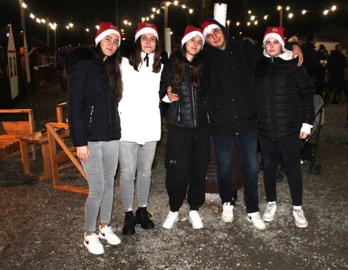 Zapaljena druga adventska svijeća, okićeno božićno drvce s  imenima Pleterničana i druženje u Bećarskom šoru