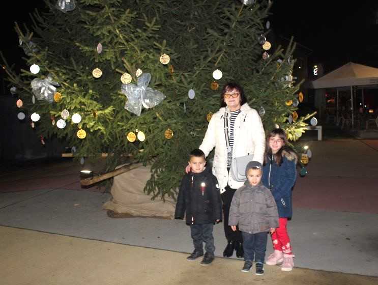 Zapaljena druga adventska svijeća, okićeno božićno drvce s  imenima Pleterničana i druženje u Bećarskom šoru