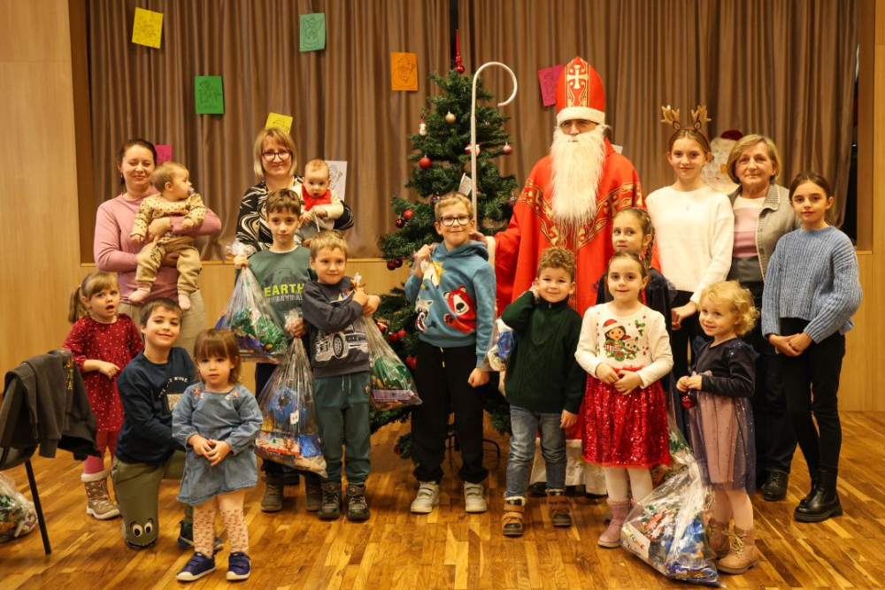 Požega.eu | [FOTO] Blagdanska čarolija u Bjeliševcu: Sveti Nikola razveselio mališane i mještane