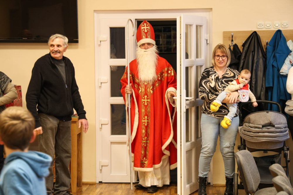 [FOTO] Blagdanska čarolija u Bjeliševcu: Sveti Nikola razveselio mališane i mještane
