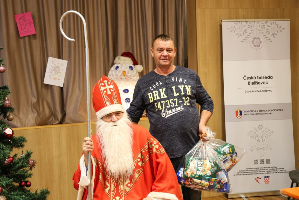 [FOTO] Blagdanska čarolija u Bjeliševcu: Sveti Nikola razveselio mališane i mještane