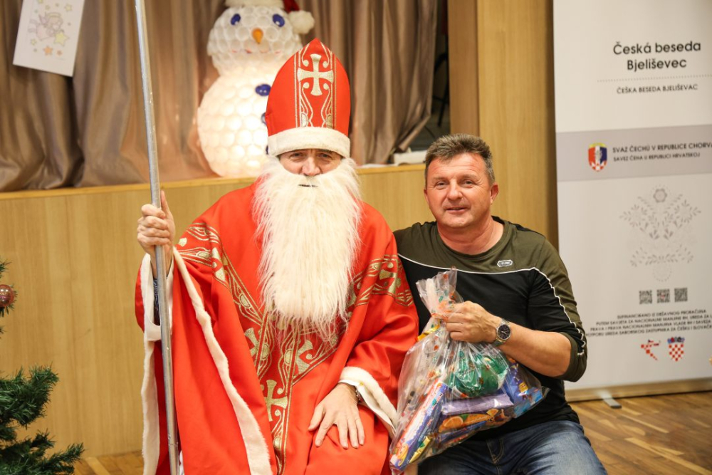 [FOTO] Blagdanska čarolija u Bjeliševcu: Sveti Nikola razveselio mališane i mještane