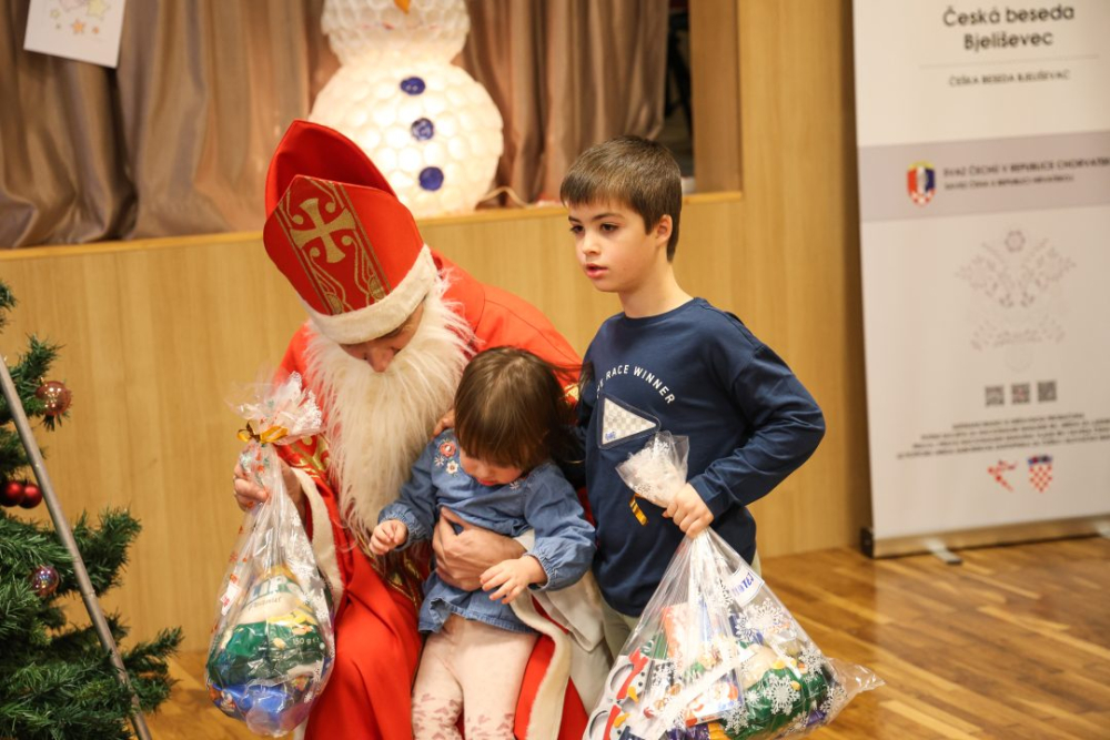 [FOTO] Blagdanska čarolija u Bjeliševcu: Sveti Nikola razveselio mališane i mještane